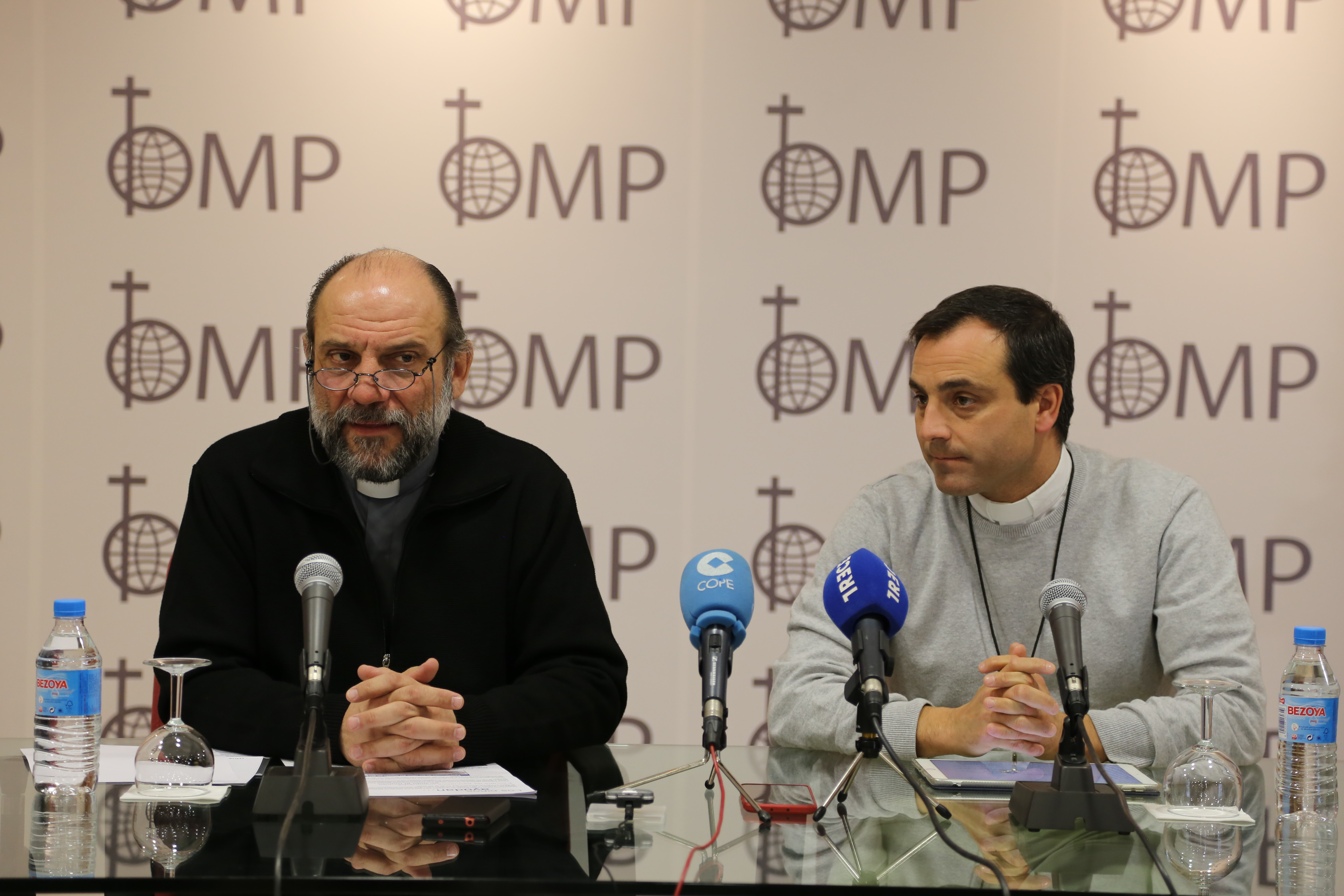 A la izquierda, José María Calderón, director nacional de OMP España;  y a la derecha, Mario León Dorado,  prefecto apostólico en Sahara Occidental.